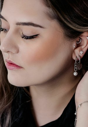 Wildcat, LITTLE CHUNKY SYNTHETIC PEARL HOOPS - Earrings - Silber