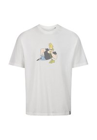 Bílé bavlněné tričko s potiskem karikatury postavy se žlutými vlasy, slunečními brýlemi a telefonem, umístěné uprostřed na přední části.