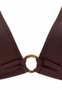 Bruine bikini-top met driehoekige cups, een middenring in een schildpadontwerp en een geplooid stofdetail aan de basis van elke cup.