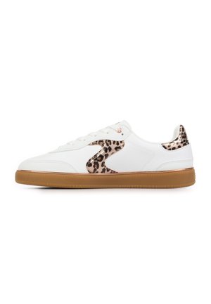 Zapatilla deportiva blanca de corte bajo con suela de goma marrón y detalles con estampado de leopardo en el lateral y el talón, con cordones blancos y textura de cuero suave.