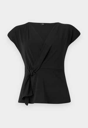Haut noir à manches courtes, avec un détail noué à la taille et un tissu lisse et extensible. Design en V.