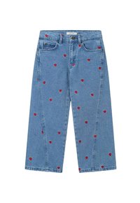 Jean large en denim bleu clair avec des broderies de cœurs rouges éparpillées sur le tissu. Design classique à cinq poches avec fermeture à bouton.