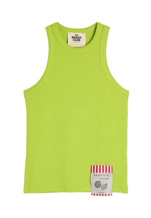 Jasnozielony prążkowany top na ramiączkach z okrągłym dekoltem, bez rękawów, z prostokątną metką na dole z czerwonymi i białymi paskami.