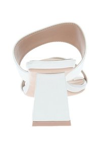 Sandal aperto bianco con tacco quadrato chunky. Presenta una texture in pelle liscia e una larga fascia alla caviglia che si avvolge sul retro.