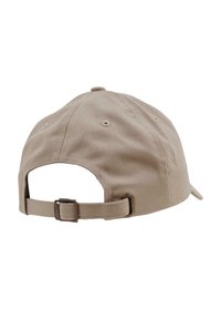 Gorra de béisbol caqui con visera curvada, correa ajustable en la parte trasera y un acabado de tela texturizada. Cuenta con ojales de ventilación.