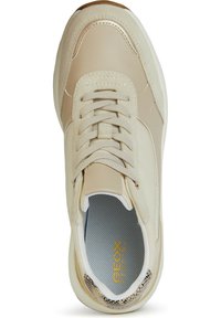 Sneaker beige con tomaia in pelle liscia e tessuto, punta rotonda e dettagli metallici a contrasto. I lacci e la soletta imbottita sono visibili.