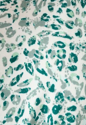 Motivo astratto a stampa leopardata verde e grigia su sfondo di tessuto bianco testurizzato.