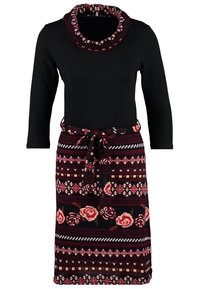 Robe noire à manches longues avec un col montant à motifs, une ceinture nouée et une jupe ornée de rayures géométriques et florales dans des tons rouges, roses et beige.