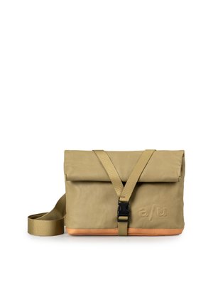 Borsa a tracolla color tan con tracolla regolabile, fibbia frontale nera, pattina pieghevole e logo in rilievo "a/u" nell'angolo inferiore destro anteriore.