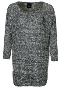 Maglione lavorato a maglia oversize in diverse tonalità di grigio, con un motivo testurizzato impreziosito da fili argentati e un collo ampio.