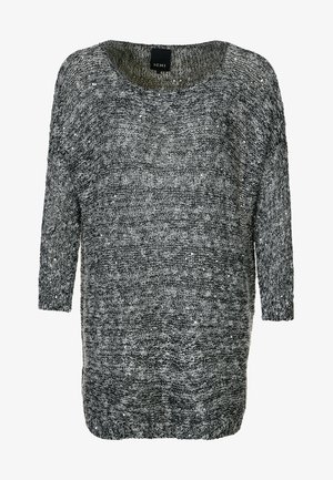 Überdimensionierter gestrickter Pullover in Grautönen, mit einem strukturierten Muster und silbernen Akzentfäden sowie einem weiten Halsausschnitt.