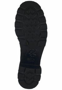 Černá gumová podrážka boty se vzorem cik-cak, obsahující vyvýšené geometrické tvary a vyražené logo značky uprostřed.