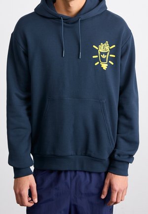 Marineblauwe hoodie met voorzak en gele afbeelding van frietjes in een beker in de vorm van een gloeilamp op de linkerborst.
