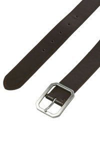 Brauner Leder-Gürtel mit einer rechteckigen Schnalle aus silbernem Metall und orangefarbenen Nähten, der entlang der Länge Verstelllöcher aufweist.