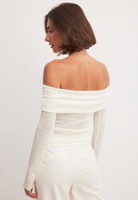 NA-KD OFF SHOULDER - Pluus - offwhite