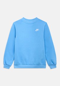 Jasnoniebieska bluza crewneck z długimi rękawami i białym logo Nike na lewej piersi na białym tle.