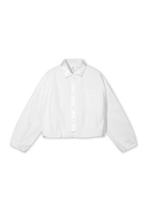 Camisa blanca corta abotonada con mangas largas, cuello puntiagudo y un bolsillo en el pecho del lado izquierdo.