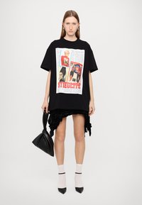 Stieglitz DUNJA OVERSIZED - Тениска с щампа - black