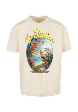 Beige bomull T-skjorte med et fargerikt tropisk trykk som viser en papegøye, blomster og en strandscene, fremhevet av fet gul tekst over grafikken.