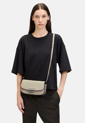 Borsa a tracolla in pelle grigia chiara con forma rettangolare, patta frontale, finiture in argento e una lunga tracolla regolabile. Rifinitura testurizzata.