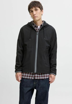 Schwarze Kapuzenjacke mit einem Frontreißverschluss, versehen mit weißen Paspeln, zwei Fronttaschen und getragen über einem karierten Hemd. Glatte, elegante Stofftextur.