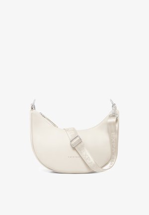 Cremefarbene Lederhandtasche mit geschwungener Form, verstellbarem Tragegurt mit Markennamen und Reißverschluss oben. Silberne Hardware-Akzente.