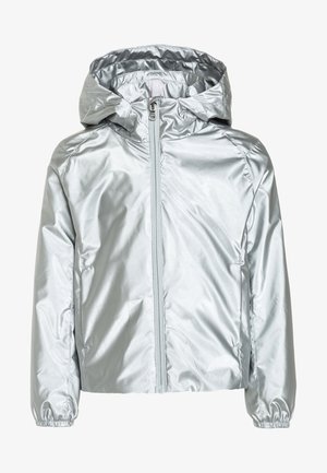 Veste argentée à capuche avec fermeture éclair à l'avant, poignets élastiques et tissu lisse et brillant, présentée sur un fond blanc.