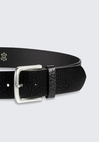 Zwarte leren riem met een gestructureerd oppervlak, zilveren metalen gesp en een lus. Bevat verschillende gaten voor een verstelbare pasvorm.