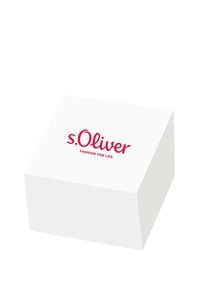 Weiße rechteckige Box mit abgerundeten Ecken, die ein rotes Logo zeigt, auf dem "s.Oliver FASHION FOR LIFE" in einer modernen Schreibschrift zu lesen ist.