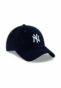 Casquette de baseball en velours côtelé bleu marine avec un logo brodé blanc et une visière incurvée. Comprend des œillets pour la respirabilité et une finition texturée.