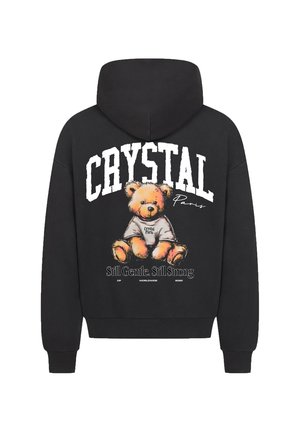 Czarna bluza z kapturem z grafiką przedstawiającą misia w koszulce z napisem "Crystal Paris" oraz hasłem "Wciąż delikatny. Wciąż silny".
