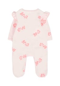 Różowy kombinezon z falbankami na rękawach, o miękkiej teksturze. Udekorowany napisem "LOVE" w jasnoróżowym kolorze, rozciągającym się na całej tkaninie.