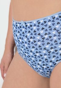Mutandine azzurre chiare a vita alta con un motivo a cuori nei toni del blu navy, nero e bianco. Presentano un piccolo fiocco blu in vita.