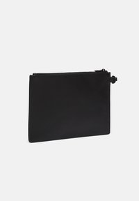 Pochette rectangulaire noire en cuir avec une fermeture éclair sur le dessus et un petit détail en boucle sur le côté droit.