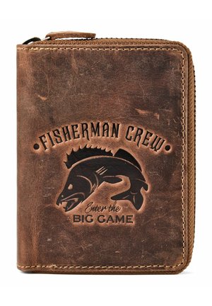 Cartera de cuero marrón con diseño en relieve de un pez y texto "Fisherman Crew Enter the Big Game" en la cubierta frontal.