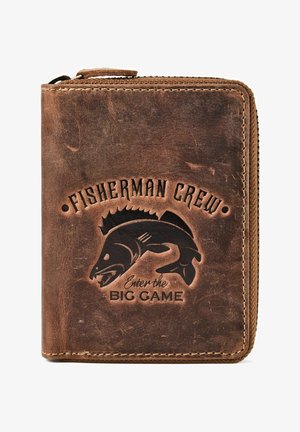 Portafoglio in pelle marrone con motivo a rilievo di un pesce e testo "Fisherman Crew Enter the Big Game" sulla copertina frontale.