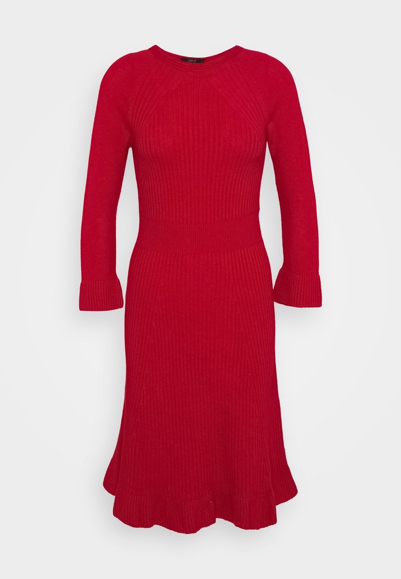 Robe midi en maille côtelée rouge avec manches longues, taille cintrée, encolure ronde et ourlet évasé avec un subtil détail volanté.