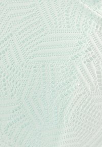 Kantstof in licht muntgroen, met een gestructureerd geometrisch patroon. Bevat kleine, glanzende accenten door het ontwerp.