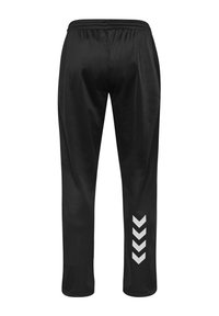 Czarne sportowe spodnie z elastycznym pasem i odblaskowymi, skierowanymi w dół skośnymi pasami na dolnej części prawej nogawki, widoczne od tyłu.