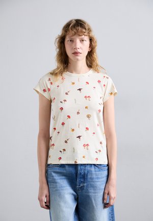 Tricou de culoare crem, cu mâneci scurte, având un imprimeu cu ciuperci multicolore. Material moale, croială lejeră și decolteu rotund.