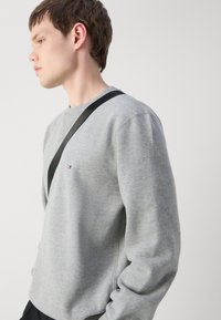Tommy Hilfiger ESSENTIAL CREWNECK - Sudadera - medium grey heather