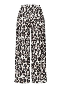 Nohavice so širokými nohavicami s leopardím vzorom, elastickým pásom, hladkým materiálom a voľným strihom, s kontrastom čiernej a bielej farby.