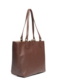 Borsa tote in pelle marrone con superficie texture, due manici corti e chiusura con zip. Presenta dettagli in metallo color oro.