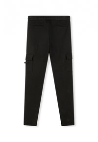 Zwarte cargobroek van zacht materiaal, met een tapered fit, elastische tailleband, twee zijzakken en cargozakken op de dijen.