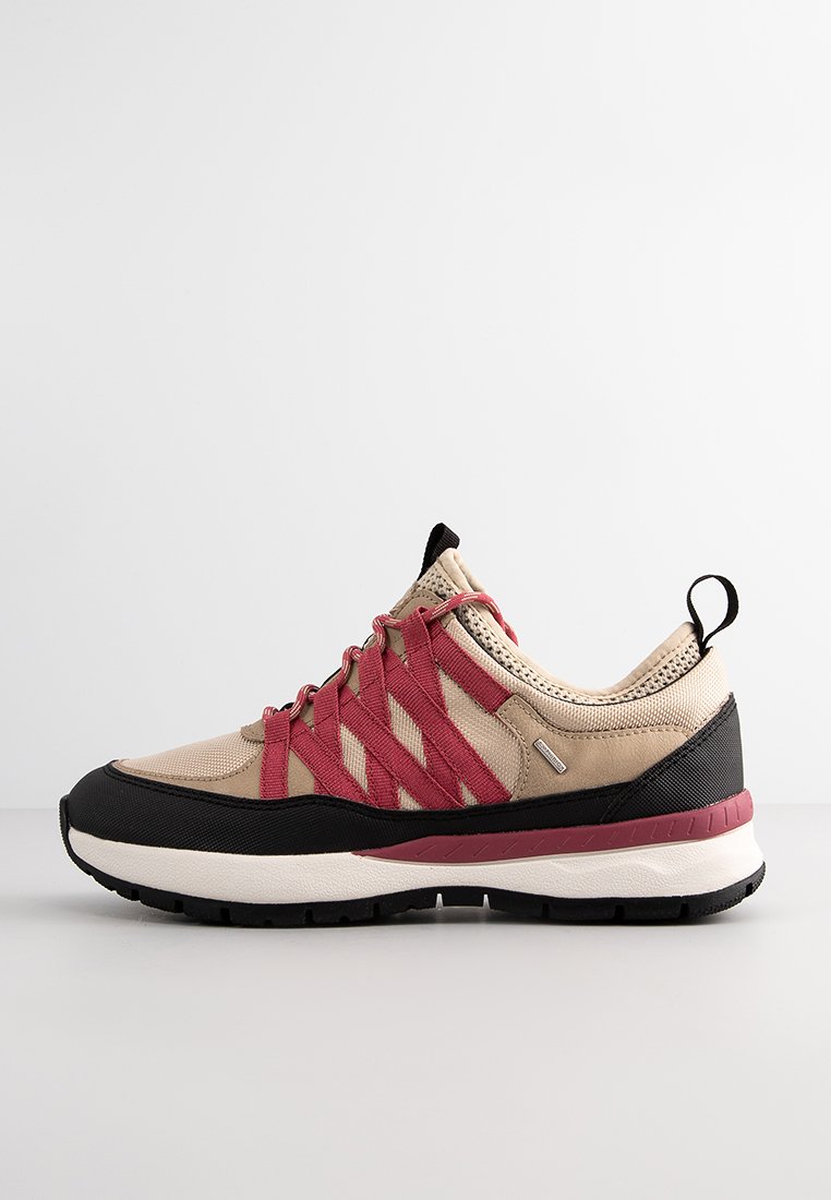 Beżowe i czarne buty sportowe z czerwonymi sznurówkami i akcentami, z teksturowanym wierzchem, wytrzymałą podeszwą i wzmocnionym piętem.