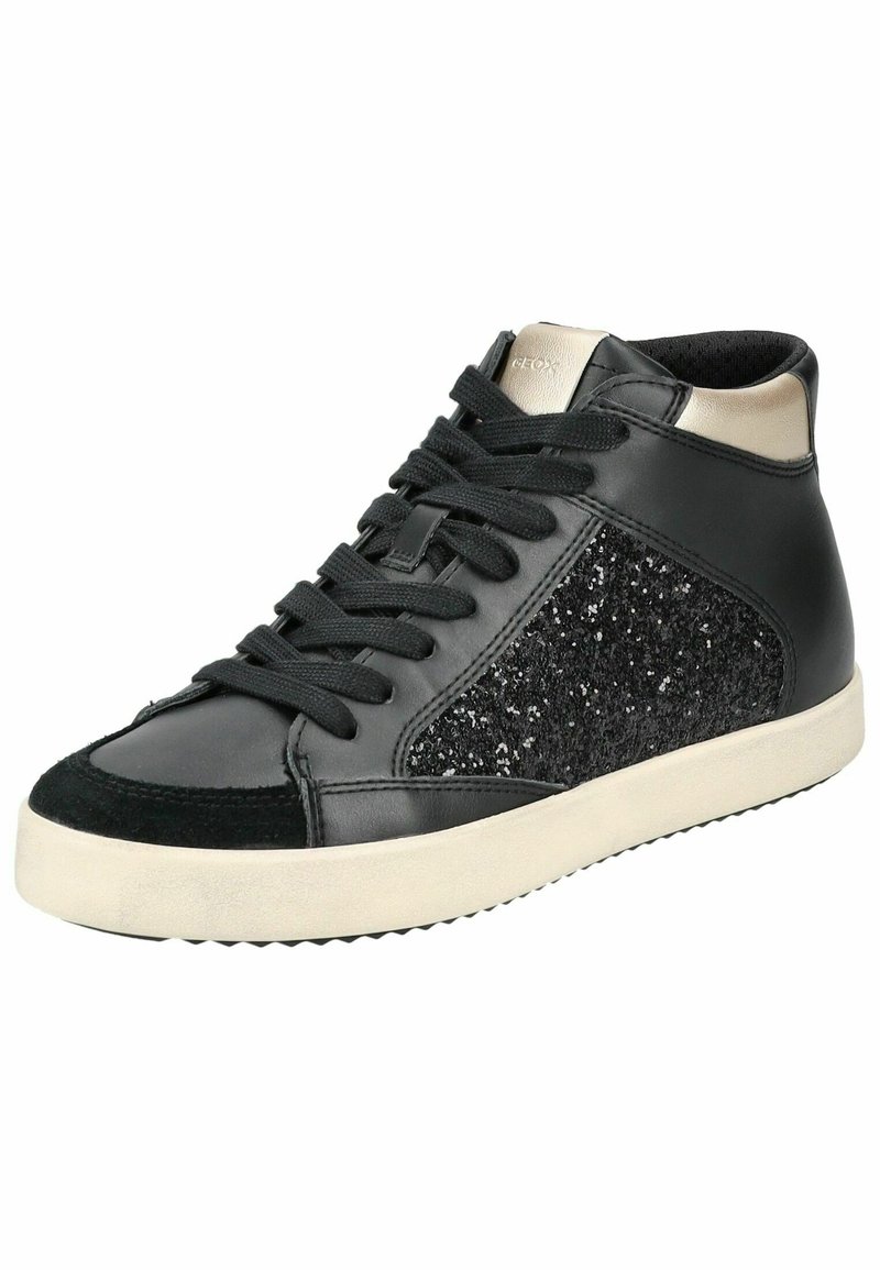 Zapatilla alta de cuero negro con un panel negro brillante, punta redonda, cordones negros y una suela de goma crema con textura.
