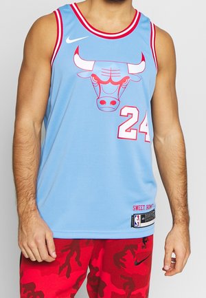 Homme portant un maillot de basket-ball bleu clair des Chicago Bulls avec le numéro 24 et un short camouflage rouge avec le logo Nike.