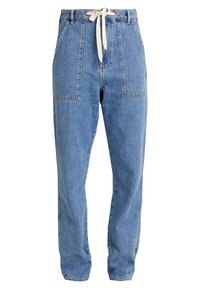 Jasnoniebieskie dżinsowe spodnie z elastycznym pasem, regulacją na sznurki, dwiema przednimi kieszeniami oraz luźnym krojem. Idealne na codzienne noszenie.