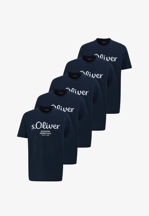 Pięć granatowych koszulek marki s.Oliver ustawionych w przesuniętym rzędzie, każda z białym napisem na przodzie.