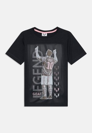 Schwarzes Baumwoll-T-Shirt mit einem Grafikdesign eines Spielers mit erhobenen Armen, der Zahl "10" und dem Wort "LEGEND" in weißem und pinkem Text.